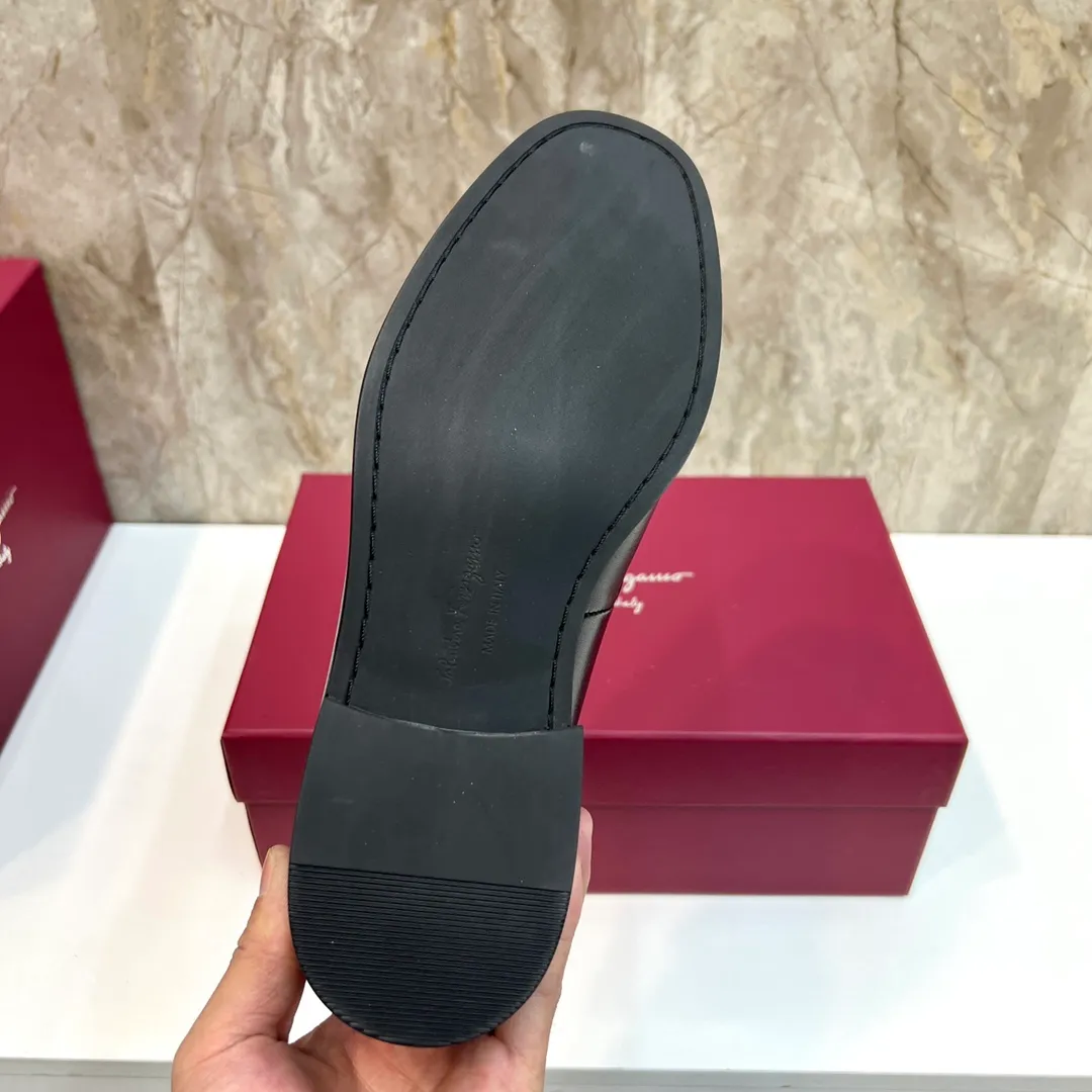 Original order quality P600 Brand: Ferragamo Standard size: Men's size 38/44 (45 can be customized) Grade: Same style as the official website High-quality men's shoes Material: Customized first-layer calfskin with water-dyed cowhide lining Cowhide tiptoe Original non-slip and wear-resistant rubber outsole Style category: Men's formal business leather shoes are young and fashionable European and American trends British style Casual matching Comfortable feet Color: Actual picture